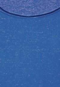 Chemise à manches courtes bleue en tissu texturé, à encolure ronde, avec un motif moucheté dans des nuances variées de bleu.