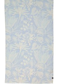 Világoskék pamut textil, krémszínű virágmintával, különféle levelekkel és virágokkal, valamint rojtos szélekkel.