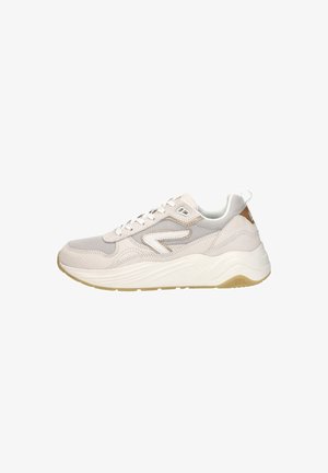 Lichtbeige en witte sneaker met mesh- en suètedetails, dikke zool, vetersluiting en een bruine trekhaak bij de hiel.