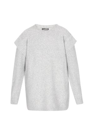 Világosszürke, hosszú ujjú, puha kötött pulóver kerek nyakkal és enyhén megnyújtott vállpanelekkel, fehér háttéren bemutatva.