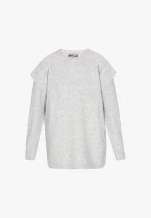 Világosszürke, hosszú ujjú, puha kötött pulóver kerek nyakkal és enyhén megnyújtott vállpanelekkel, fehér háttéren bemutatva.