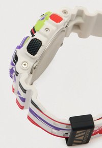 Hvid digital urrem med røde, lilla og sorte detaljer, røde og sorte teksturerede knapper samt en sort spænde mærket "NEON GENESIS."