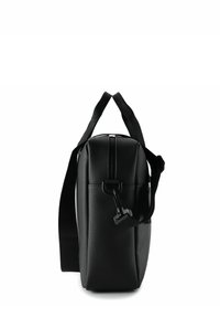 Sort, rektangulær taske lavet af struktureret materiale, med en toplynlås, justerbar skulderrem og en hardwaredetalje foran.