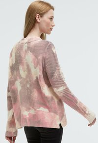 Gestreifter Strickpullover in Rosa- und Cremeweißtönen mit einem Batik-Effekt. Verfügt über einen runden Ausschnitt und gespaltene Saumdetails.
