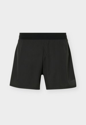 Zwarte sportshorts met een brede elastische tailleband en een subtiel logo vlakbij de linkerzoom, getoond tegen een witte achtergrond.