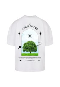 Bílé tričko s krátkým rukávem, na němž je grafika zeleného stromu uvnitř dekorativního oblouku s textem "STROM ŽIVOTA" nahoře.