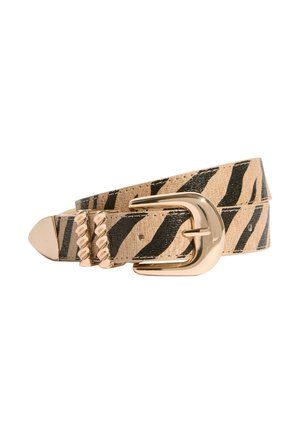 Cintura a righe beige e nere con fibbia dorata intrecciata e passanti dorati, arrotolata su sfondo bianco.
