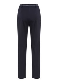 Marineblauwe broek met een slanke pasvorm, voorzien van een platte voorkant, twee zijzakken en een contrasterende tailleband. Soepele textuur en op maat gemaakt ontwerp.