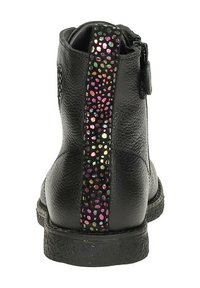 Zwarte leren enkelboot met een gestructureerde afwerking en een meerkleurige spikkellijn langs de achterkant. Voorzien van een zijrits.