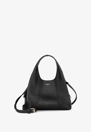 Bolso de mano de cuero negro con forma hobo, superficie texturizada, diseño estructurado, asa superior y correa ajustable. Presenta un logo en tono dorado.