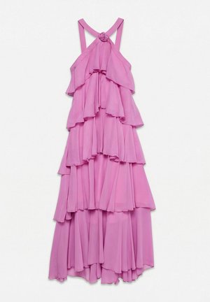 Rožinės spalvos sluoksniuota šifoninė suknelė su apykakle, sluoksniuotais raukiniais ir rožės detale ties kaklu.