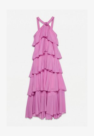 Vestido halter de chifón rosa con volantes en capas y un detalle de rosa en el escote.