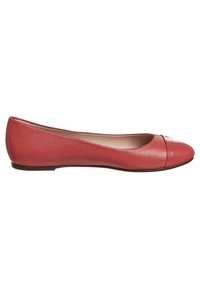 Ballet flat rouge en cuir avec un corps texturé et un bout lisse. Design bas profil, semelle flexible, adapté pour une tenue décontractée.