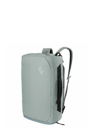 Sac à dos rectangulaire gris clair avec bretelles rembourrées, poignée latérale et petit logo sur le panneau avant.