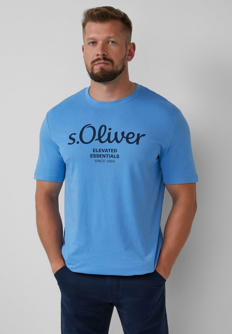 Blauwe kortebloushirt van katoen, met een ronde halslijn en een opvallende zwarte print met de merknaam en slogan aan de voorkant.