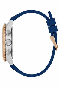 Une vue de côté d'une montre avec un boîtier en doré, un bracelet en caoutchouc bleu et des détails argentés, mettant en valeur son design élégant et la boucle.
