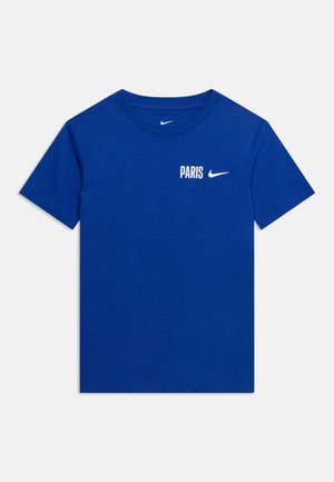 Niebieska koszulka z krótkim rękawem z napisem "PARIS" i białym logo Nike swoosh na lewej piersi oraz wewnątrz kołnierza.