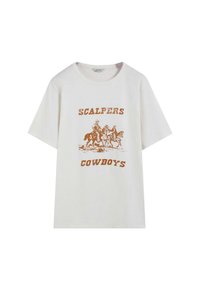 Camiseta blanca de algodón con un estampado gráfico marrón de vaqueros a caballo, con el texto "SCALPERS" y "COWBOYS" arriba y abajo de la imagen.
