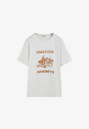 T-shirt en coton blanc avec un imprimé graphique marron représentant des cowboys à cheval, avec le texte "SCALPERS" en haut et "COWBOYS" en bas de l'image.