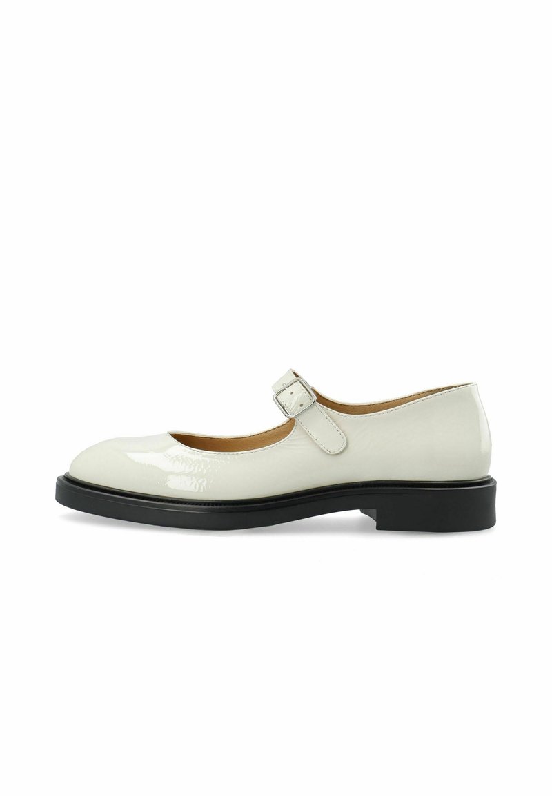 Zapato Mary Jane de charol blanco con punta redondeada, suela plana negra y tira ajustable con hebilla plateada.