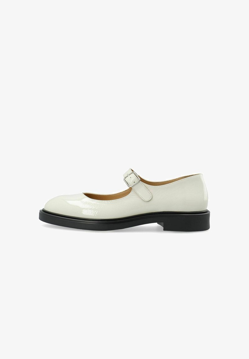 Valge patendi nahast Mary Jane king, ühe ümara varbaga, madala musta tallaga ja reguleeritava rihmaga, millel on hõbedane pandla.