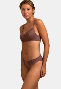 Bralette en dentelle marron et string assorti avec motif floral, bretelles ajustables et petits accents dorés sur un tissu doux.