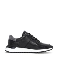 Sneaker in pelle nera con tomaia texturizzata, punta rotonda e suola in gomma bianca. Presenta lacci neri e dettagli grigi sul tallone.
