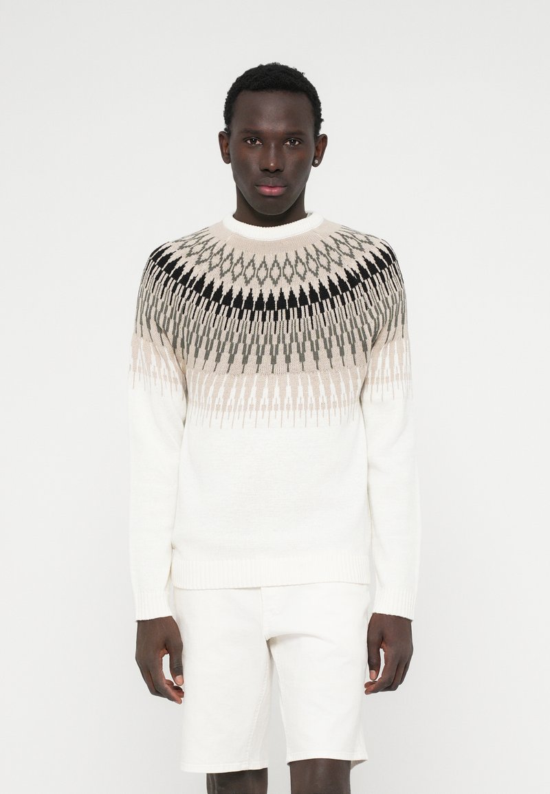 Strickpullover mit geometrischem Muster in Beige, Grau und Schwarz, auf cremefarbenem Grund. Rippkragen und -bündchen, normaler Schnitt.