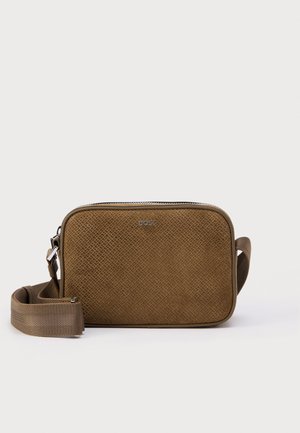 Bruine suède schoudertas met een gestructureerd oppervlak, rechthoekige vorm, logo detail aan de voorkant en verstelbare stoffen riem. Accent van zilverkleurige hardware.