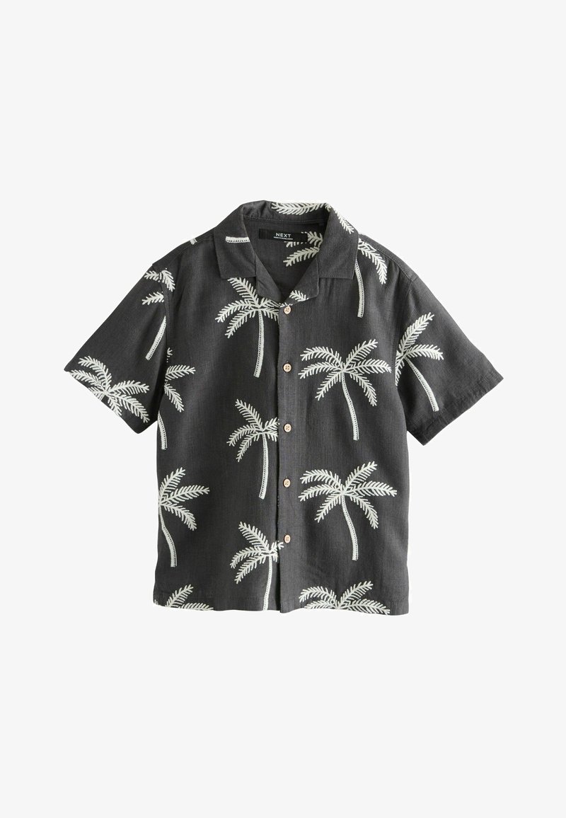 Kurzärmliges dunkelgraues Hemd mit weißen Palmenmuster und einem Kentkragen, flach auf weißem Hintergrund ausgelegt.