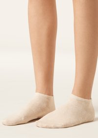 Calcetines de algodón beige hasta el tobillo con puño acanalado, que presentan una textura suave y diseño de punta sin costuras. Ideales para calzado de corte bajo.
