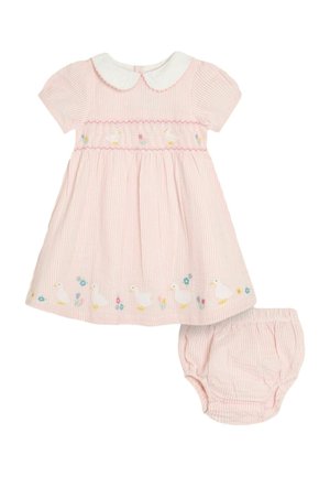 Rochie roz cu dungi, cu mâneci scurte și guler alb, având brodate rațe și flori la margine; include pantaloni scurți asortați.