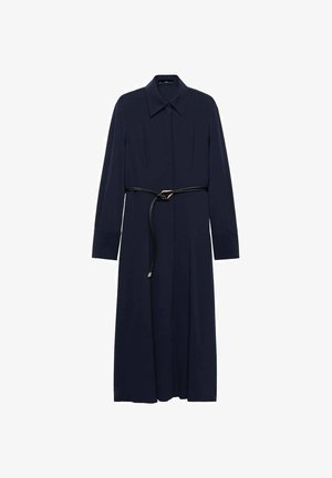 Langes dunkelblaues Kleid mit langen Ärmeln, einem spitzen Kragen und einem dünnen schwarzen Gürtel, der in der Taille gebunden ist.