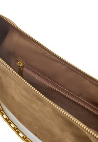 Brun mocka kuvertväska med foder i ett glidfoder, en dragkedjeficka, metall detaljer i guld och en kedjedetalj på utsidan.