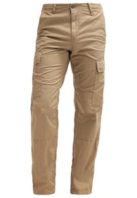 Beige cargobyxor tillverkade av ett lätt tyg. Funktioner inkluderar flera fickor, en rak bendesign och en dragkedja med knappstängning.