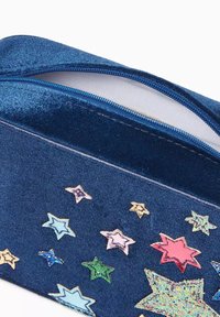Astuccio in denim blu scuro con chiusura a zip, caratterizzato da accenti di stelle multicolori in varie forme e texture.