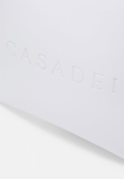 Bolso de cuero blanco con el logo "CASADEI" en relieve. Textura suave con un diseño minimalista y detalles sutiles.
