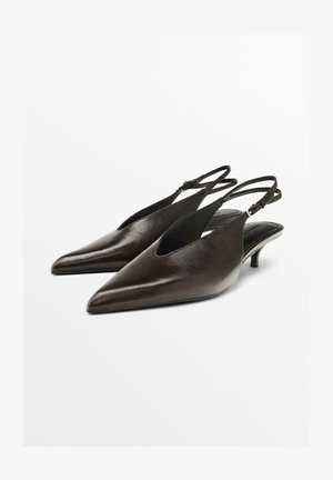 Czarne szpilki ze skóry z paskiem z tyłu, zakończone noskiem w szpic, niskim obcasem i wycięciami po bokach; gładka faktura i prosty design.