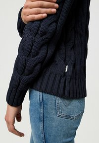Wrangler LONG SLEEVE CABLE CREW - REGULAR FIT - Strickpullover - dark navy