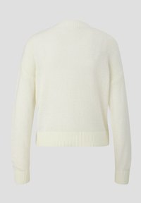 Biały sweter o fakturowanej strukturze z prążkowanymi mankietami i dołem, o luźnym kroju i obniżonych ramionach. Widok z tyłu.