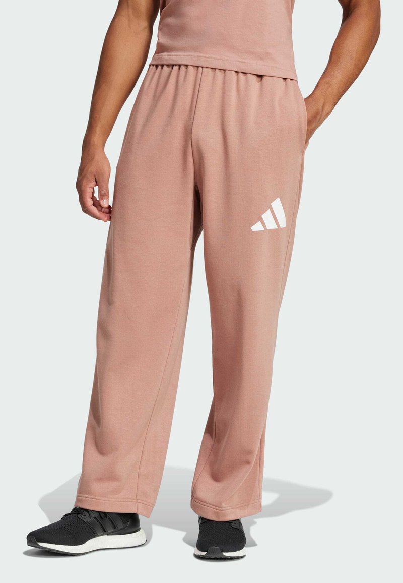 Lys rosa sweatpants med elastisk talje, tætsiddende design og hvid logo detalje på venstre lår. Fremstillet af blødt, strækbart stof.