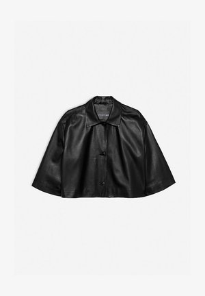 Czarna, krótka skórzana kurtka z klasycznym kołnierzem, z przodu na guziki i krótkimi rękawami. Gładka tekstura, minimalne szwy i nowoczesny krój.