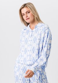Blauwe en witte geblokte overhemd met kraag, met een vloeiende textuur en lange mouwen, gedragen met bijpassende broek.