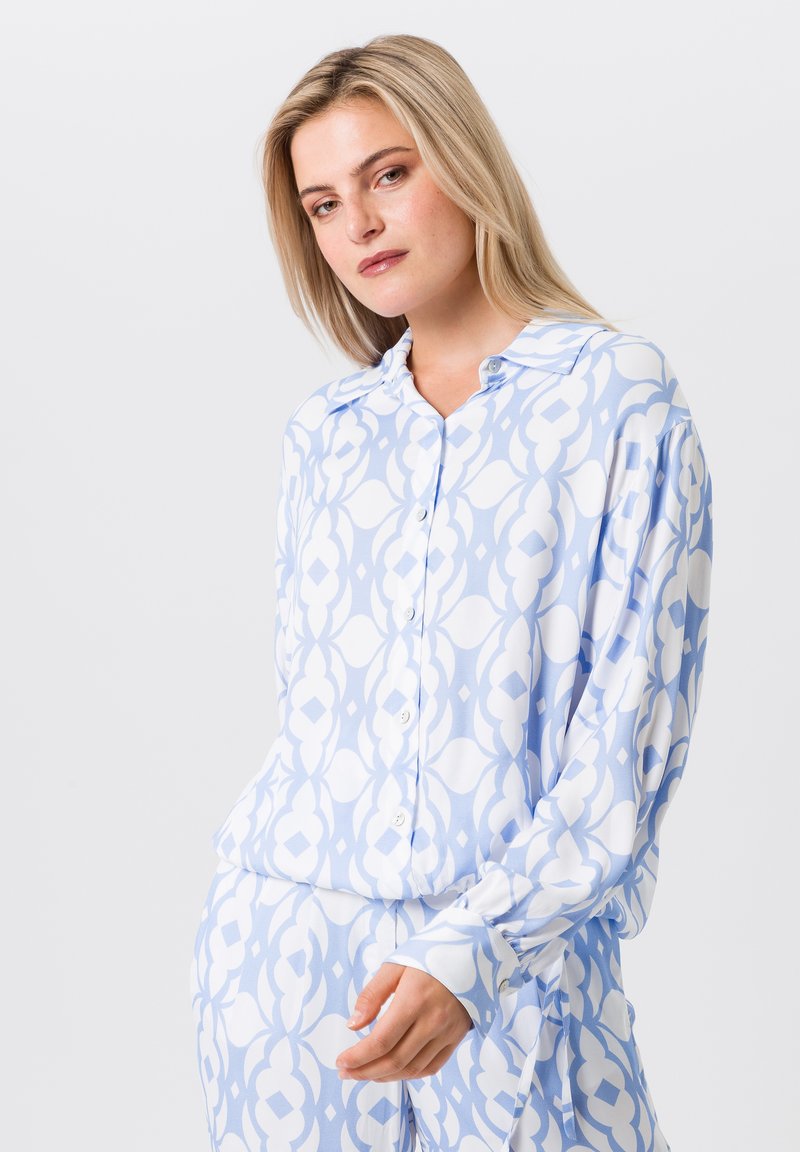 Blauwe en witte geblokte overhemd met kraag, met een vloeiende textuur en lange mouwen, gedragen met bijpassende broek.