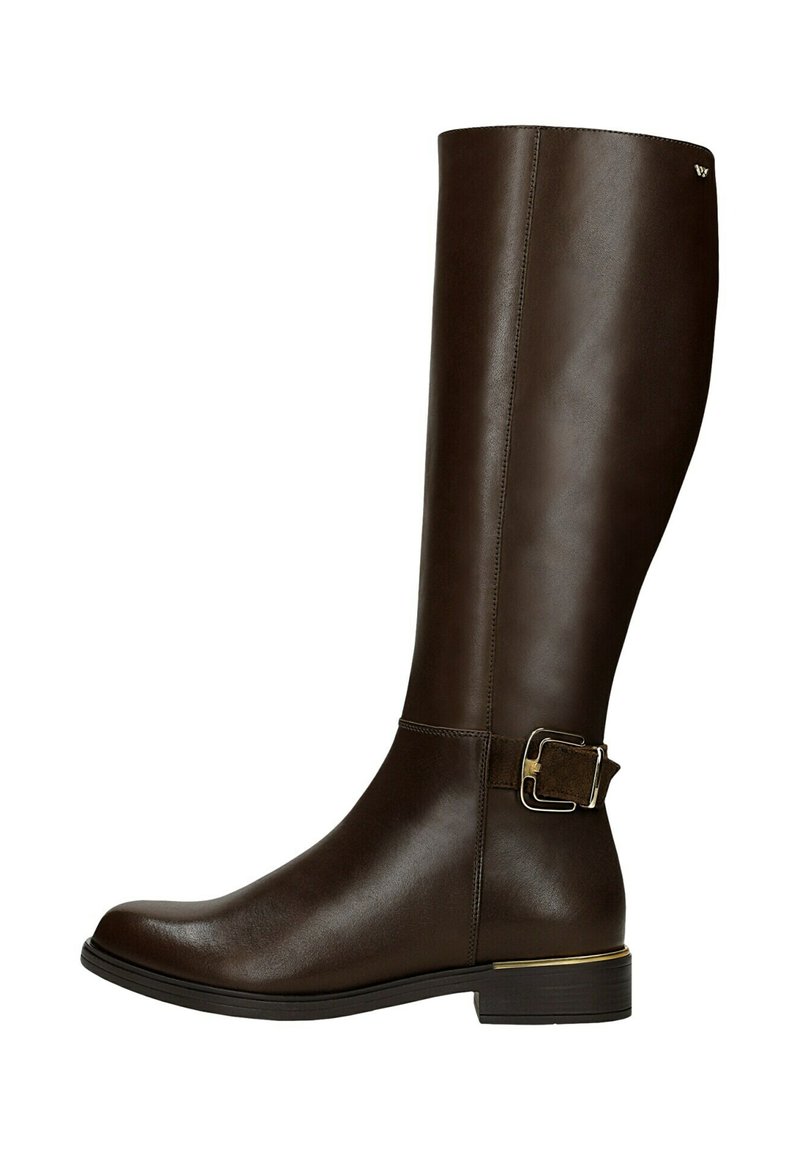 Stivale in pelle marrone alto fino al ginocchio con punta arrotondata, piccolo tacco a stack e dettaglio con cinturino con fibbia sul lato. Texture liscia.
