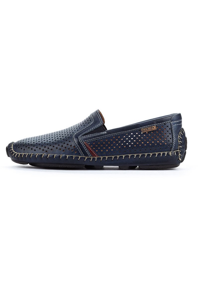 Marineblaue Slippers aus perforiertem Leder, mit kontrastierenden Nähten und einem Lederakzent an der Seite. Gummisohle für besseren Halt.
