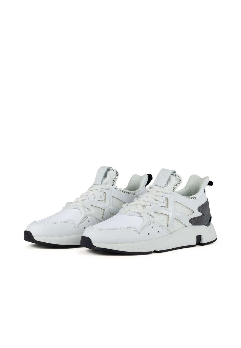 Munich Prisma Scarpe Da Ginnastica Basse Unisex - Futsal Indoor, Pelle Morbida, Suola Gomma, Colore Bianco 3116031