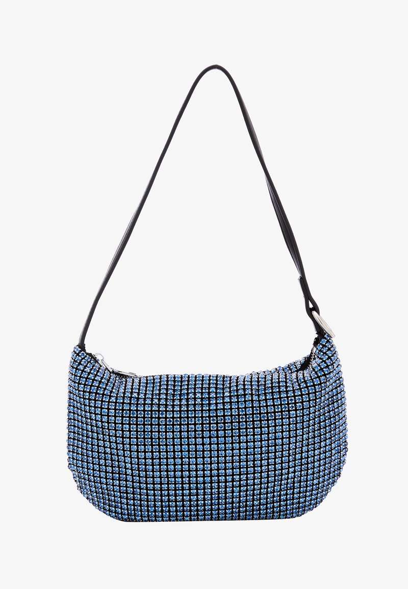 Sort håndtaske med en struktureret overflade af små blå krystaller, der har en buet form og en enkelt sort skulderrem.
