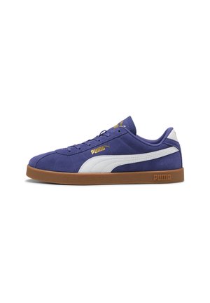 Blaue Wildleder-Puma-Sneaker mit weißem Streifen und Gummisohle, seitliche Ansicht mit goldenem Puma-Logo auf der Zunge und der Seite.