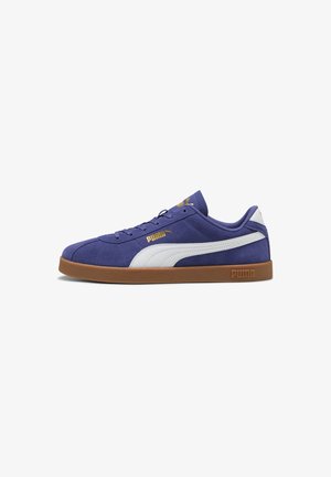 Blaue Wildleder-Puma-Sneaker mit weißem Streifen und Gummisohle, seitliche Ansicht mit goldenem Puma-Logo auf der Zunge und der Seite.